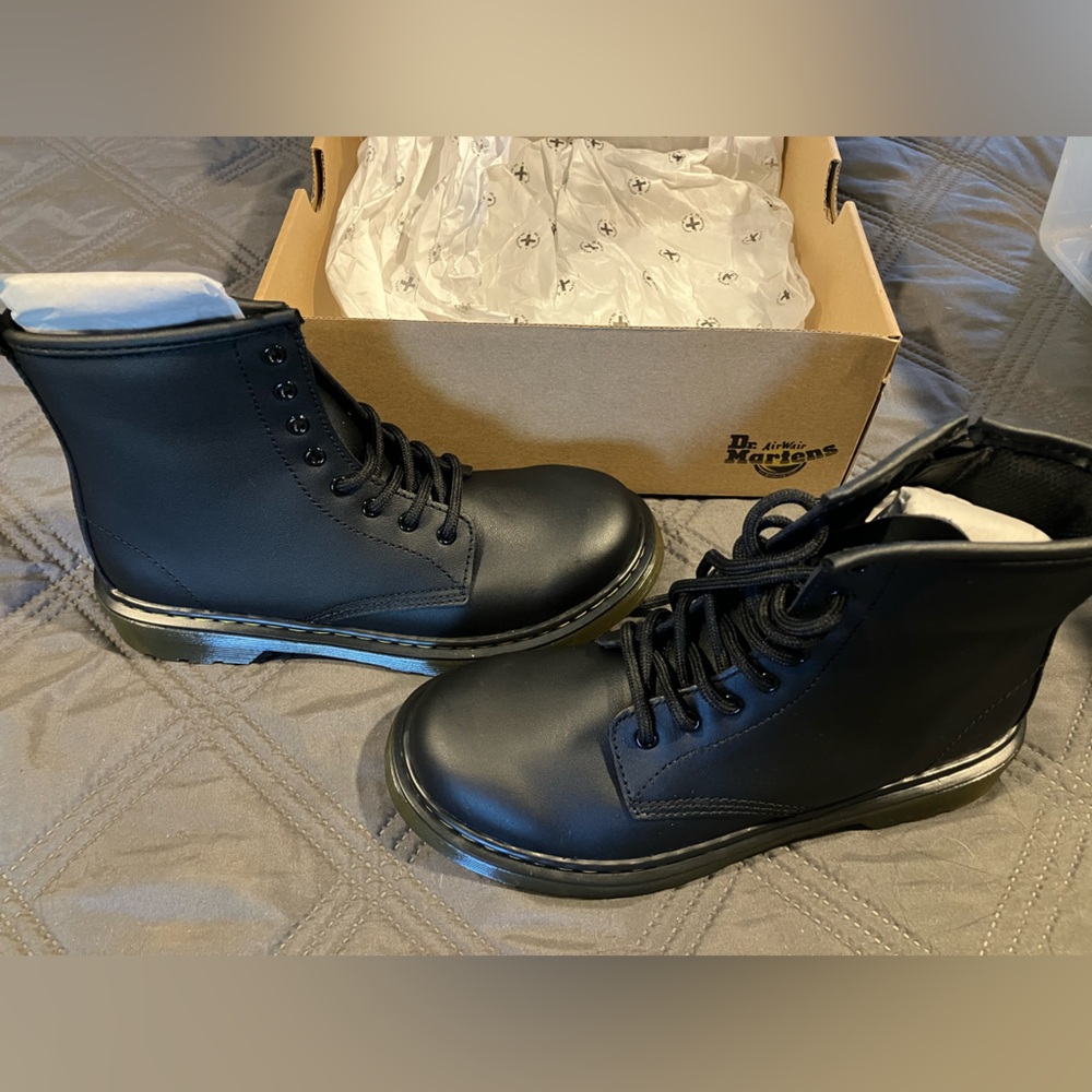 Dr Martens 1460 Kids Boots in size 3; black